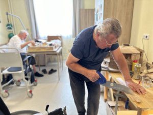 Svůj pokoj v domově seniorů proměnili dva osmdesátníci v truhlářskou dílnu, vyřezávají známé památky