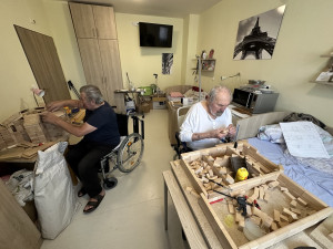 Svůj pokoj v domově seniorů proměnili dva osmdesátníci v truhlářskou dílnu, vyřezávají známé památky