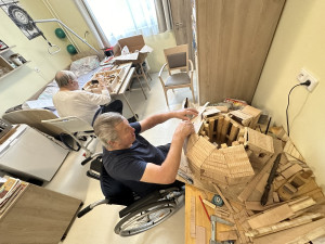 Svůj pokoj v domově seniorů proměnili dva osmdesátníci v truhlářskou dílnu, vyřezávají známé památky