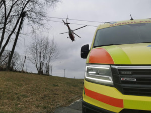 Záchranáři resuscitovali malé dítě po nehodě dvou osobáků, zranění utrpělo i dalších pět dospělých