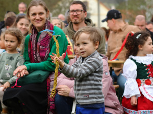 Tři tisíce vrbových proutků a 200 metrů stužek, tisícovky lidí si nenechaly ujít Tradiční Velikonoce v Újezdě