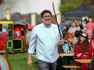 Tři tisíce vrbových proutků a 200 metrů stužek, tisícovky lidí si nenechaly ujít Tradiční Velikonoce v Újezdě