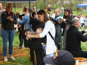 Tři tisíce vrbových proutků a 200 metrů stužek, tisícovky lidí si nenechaly ujít Tradiční Velikonoce v Újezdě