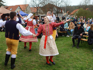 Tři tisíce vrbových proutků a 200 metrů stužek, tisícovky lidí si nenechaly ujít Tradiční Velikonoce v Újezdě