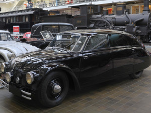 Legendární vůz Tatra 77a vystavuje Centrum stavitelského dědictví v Plasích
