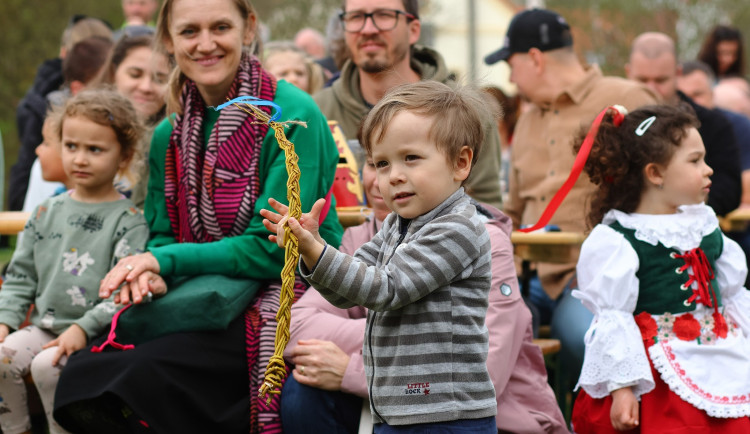 Tři tisíce vrbových proutků a 200 metrů stužek, tisícovky lidí si nenechaly ujít Tradiční Velikonoce v Újezdě