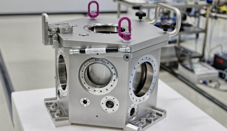 Vakuová komora na simulaci vesmírného prostředí pro ESA_01