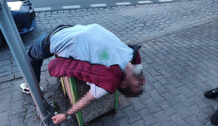 Ochmelka to zalomil na odpadkovém koši, další muž oslavil narozeniny na záchytce