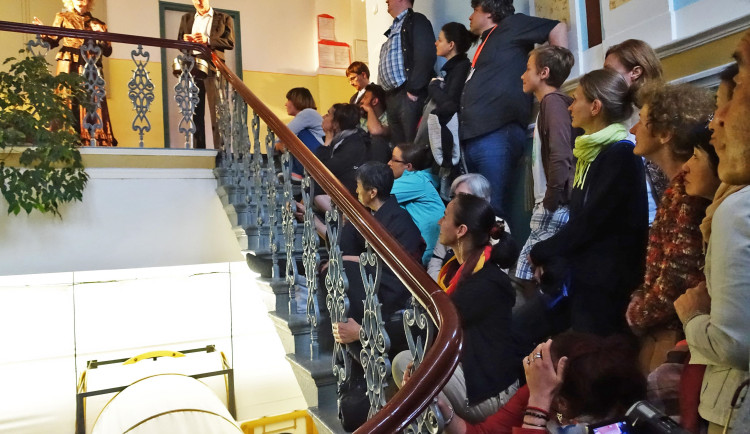 Nakoukněte do zákulisí Naivního divadla při výroční procházce