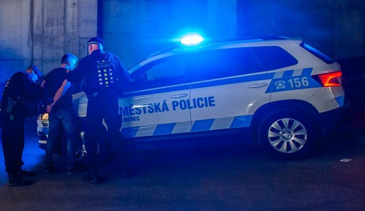 Opilý řidič se snažil po kontrole utéct. Daleko ale policistům neunikl