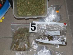 Osmnáctiletý mladík vařil a prodával pervitin, kriminalisté s TOXI týmem dopadli i další distributory