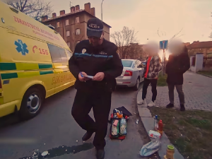 První pomoc poskytla zraněnému muži hlídka městské policie