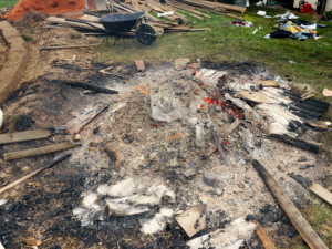 Exploze neznámého předmětu omylem odhozeného do ohně těžce zranila muže. Lidé hlásí nálezy další munice