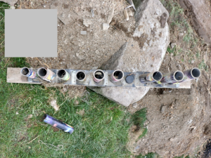 Exploze neznámého předmětu omylem odhozeného do ohně těžce zranila muže. Lidé hlásí nálezy další munice