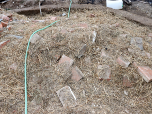 Exploze neznámého předmětu omylem odhozeného do ohně těžce zranila muže. Lidé hlásí nálezy další munice