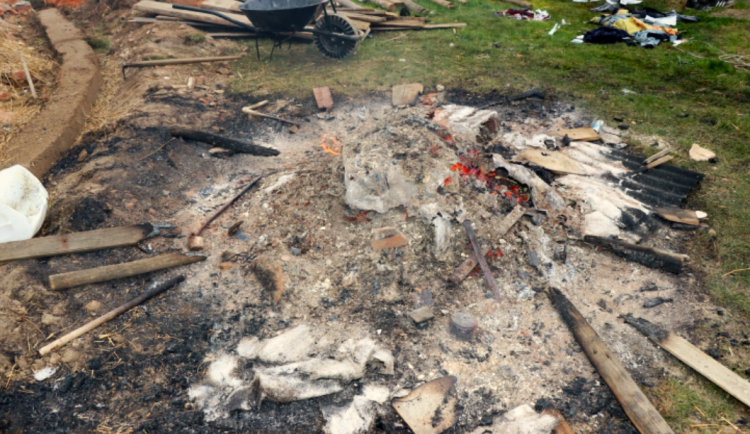 Exploze neznámého předmětu omylem odhozeného do ohně těžce zranila muže