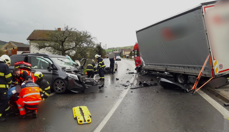 Řidič mercedesu za jízdy usnul a čelně se střetl s náklaďákem, tři děti z osobáku skončily v nemocnici