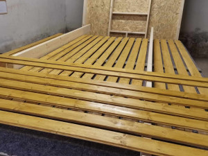 Tonda a Stáňa už nebudou živořit na ulici, stanou se z nich hlídači a nový obyvatelé domku, který pomohli postavit