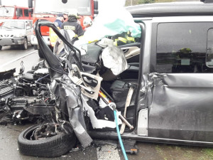 Řidič mercedesu usnul a čelně se střetl s náklaďákem, tři děti skončily v nemocnici