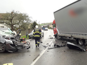 Řidič mercedesu usnul a čelně se střetl s náklaďákem, tři děti skončily v nemocnici
