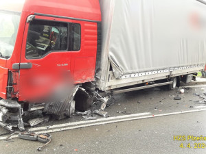 Řidič mercedesu usnul a čelně se střetl s náklaďákem, tři děti skončily v nemocnici