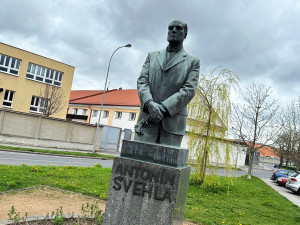 První posmrtná socha československého ministerského předsedy Antonína Švehly měla pohnutý osud