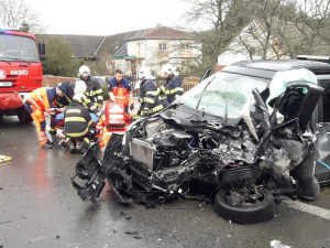 Řidič mercedesu za jízdy usnul a čelně se střetl s náklaďákem, tři děti z osobáku skončily v nemocnici