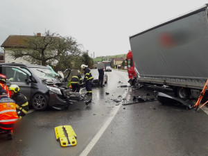 Řidič mercedesu za jízdy usnul a čelně se střetl s náklaďákem, tři děti z osobáku skončily v nemocnici