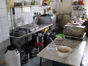 Kvůli špíně, plísním a celkovému nepořádku opět uzavřela inspekce hororovou kuchyň problémového Bistra