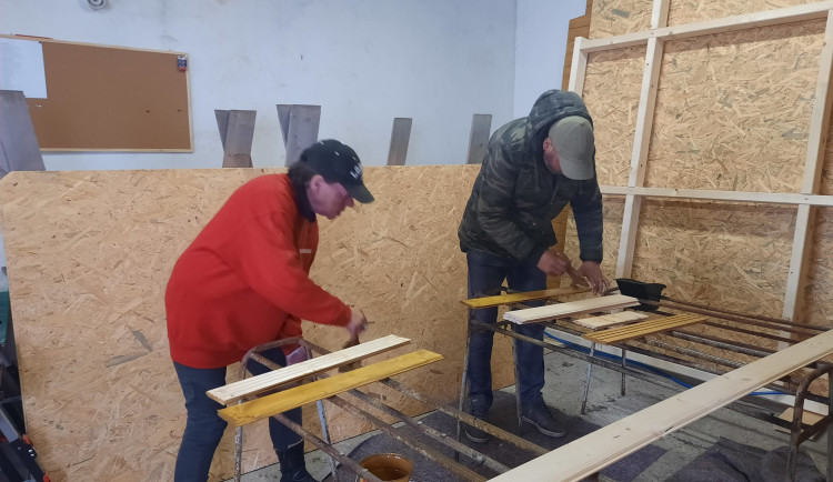 Tonda a Stáňa už nebudou živořit na ulici, stanou se z nich hlídači a nový obyvatelé domku, který pomohli postavit