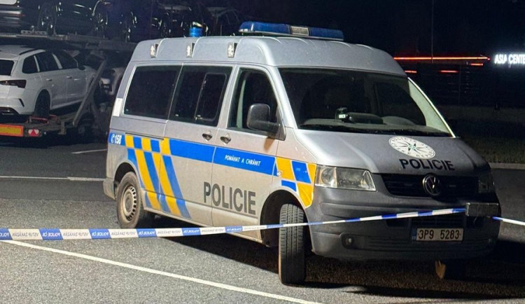 Policisté na místě incidentu na odstavném parkovišti