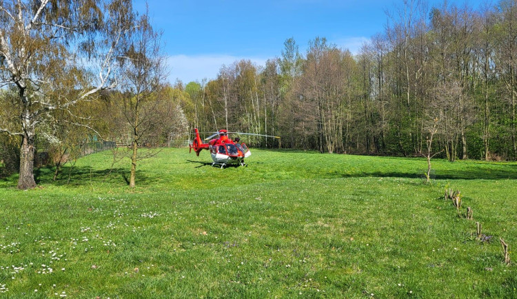 Dvanáct nehod cyklistů během jediného víkendu. Senior na elektrokole nepřežil náraz do plotu
