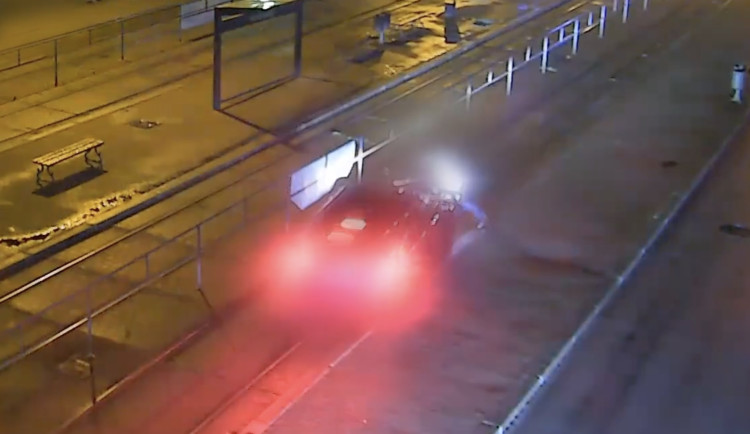 VIDEO: Opilý cizinec autem srazil seniora o holi a z místa ujel. Zastavila ho až hrozba střelbou