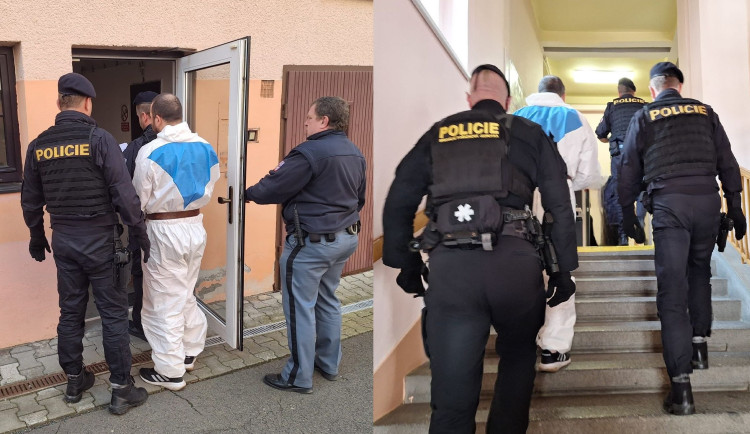 Policisté eskortují k soudu obviněného cizince