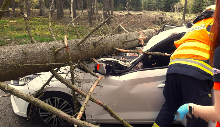 VIDEO: Na jedoucí auto spadl strom. Ze zdemolovaného vozu vyprošťovali hasiči těžce zraněnou ženu