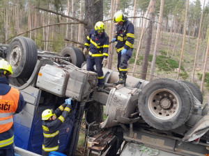 Náklaďák s pískem skončil na střeše a řidič v nemocnici, zranění utrpěla i žena, jejíž auto rozmáčkl spadlý strom