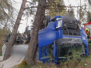 Náklaďák s pískem skončil na střeše a řidič v nemocnici, zranění utrpěla i žena, jejíž auto rozmáčkl spadlý strom
