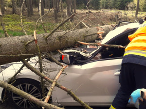 VIDEO: Na jedoucí auto spadl strom. Ze zdemolovaného vozu vyprošťovali hasiči těžce zraněnou ženu