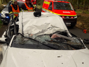 VIDEO: Na jedoucí auto spadl strom. Ze zdemolovaného vozu vyprošťovali hasiči těžce zraněnou ženu