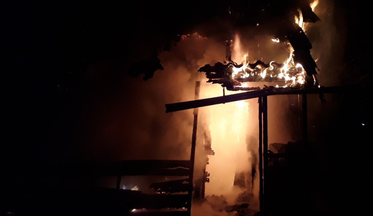 VIDEO: Požár v oblíbené rekreační lokalitě u Boleváku má možná na svědomí žhář