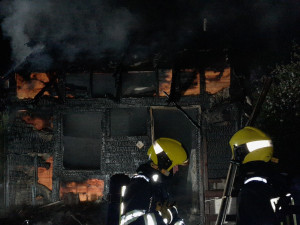 Požár v oblíbené rekreační lokalitě u Boleváku má na svědomí zřejmě žhář