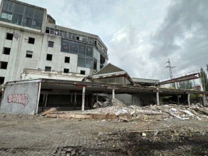 FOTO: Skleněné peklo mizí před očima. Bagry už demolují největší černou stavbu hyzdící město čtvrt století