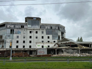 FOTO: Skleněné peklo mizí před očima. Bagry už demolují největší černou stavbu hyzdící město čtvrt století