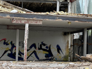 FOTO: Skleněné peklo mizí před očima. Bagry už demolují největší černou stavbu hyzdící město čtvrt století