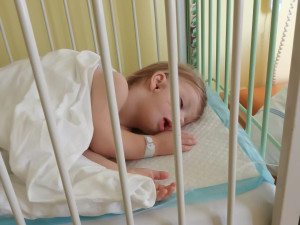 Dominik se narodil se třemi oušky, lékaři u něj objevili vzácné onemocnění