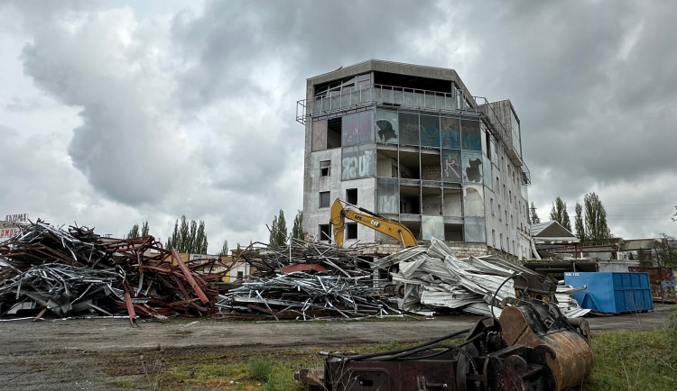 Skleněné peklo mizí před očima. Bagry už demolují největší černou stavbu hyzdící město čtvrt století