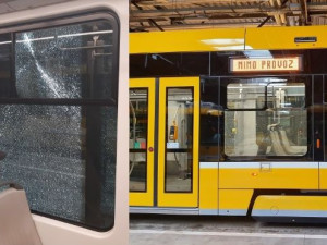 Okna několika tramvají rozbil neznámý pachatel v blízkosti vozovny. Nelze vyloučit, že je někdo prostřílel