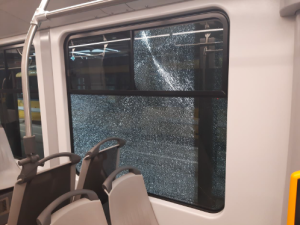 Okna několika tramvají rozbil neznámý pachatel v blízkosti vozovny. Nelze vyloučit, že je někdo prostřílel