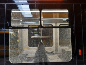 Okna několika tramvají rozbil neznámý pachatel v blízkosti vozovny. Nelze vyloučit, že je někdo prostřílel