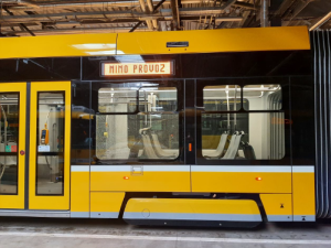 Okna několika tramvají rozbil neznámý pachatel v blízkosti vozovny. Nelze vyloučit, že je někdo prostřílel